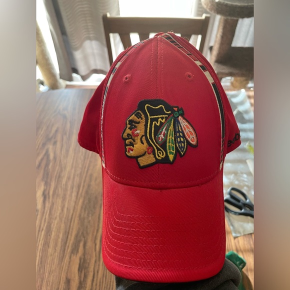 REEBOK CHICAGO BLACKHAWKS FITTED HAT - Picture 1 of 7